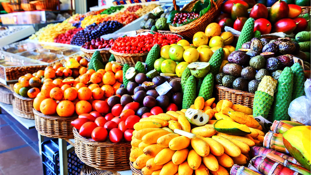 frska grnsaker och frggrann frukt p marknaden i funchal p resa till madeira